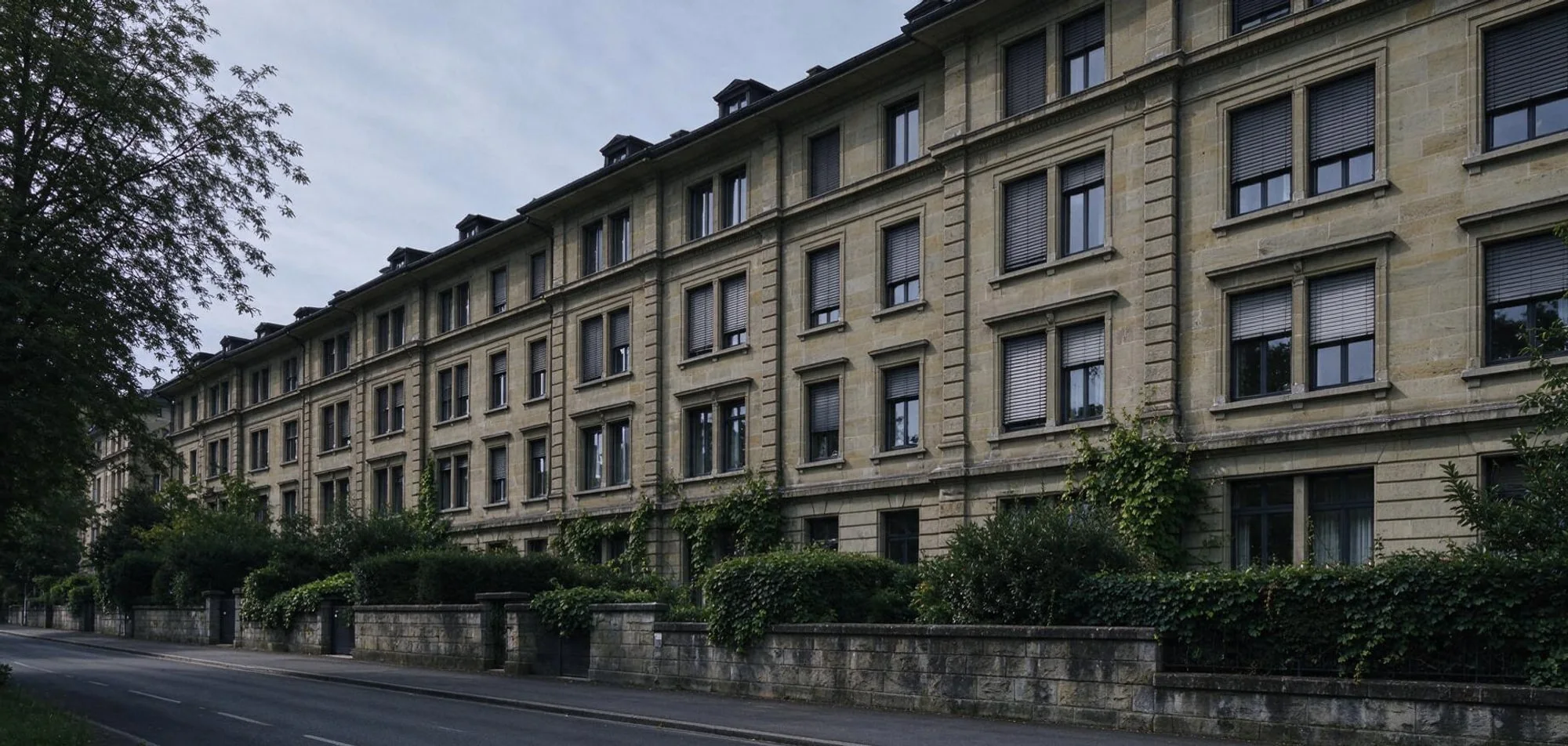 Ruhige Ansicht von Wohnbauten und klassischer Berner Sandsteinarchitektur