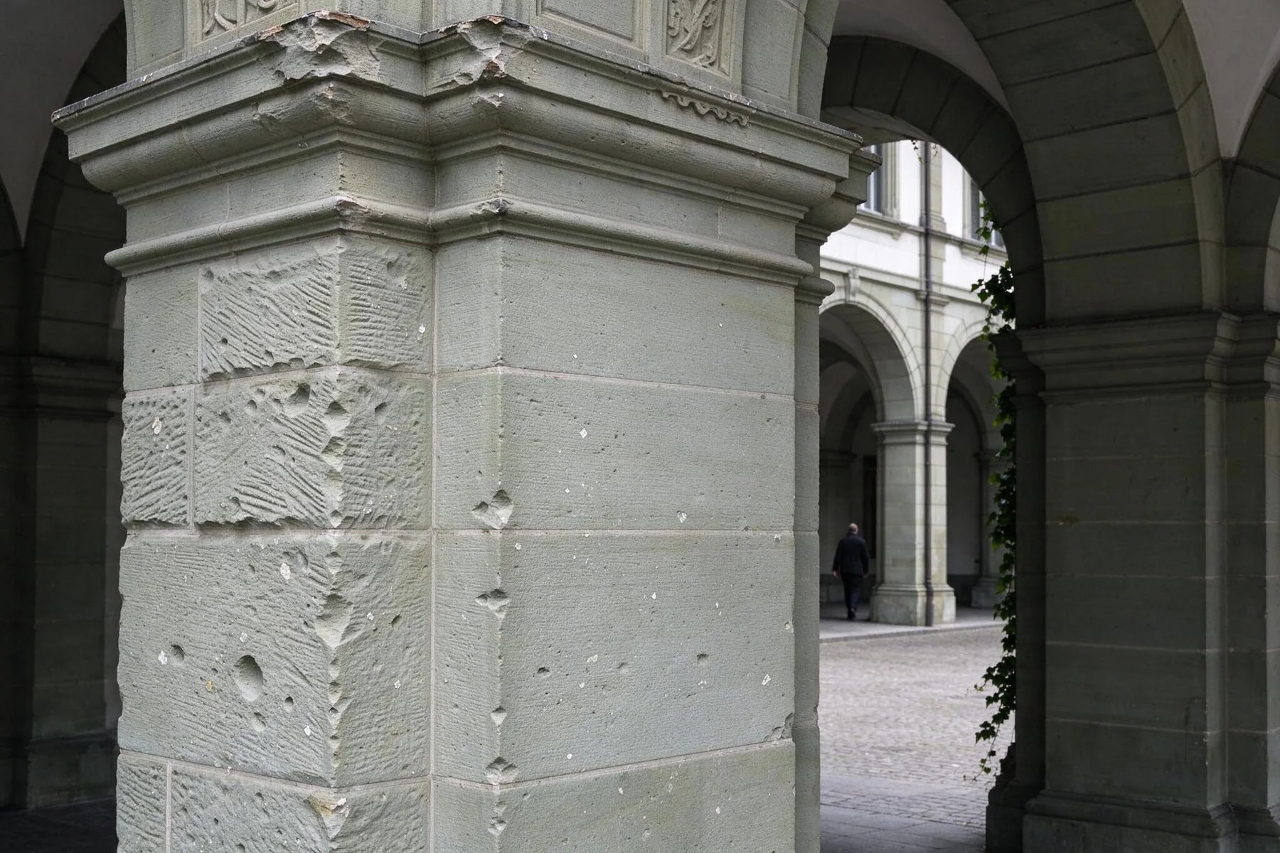 Sandsteinmauerwerk und Portal eines historischen Berner Geschäftshauses